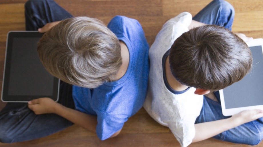 Dictan seminario que aborda el impacto de la tecnología en las infancias