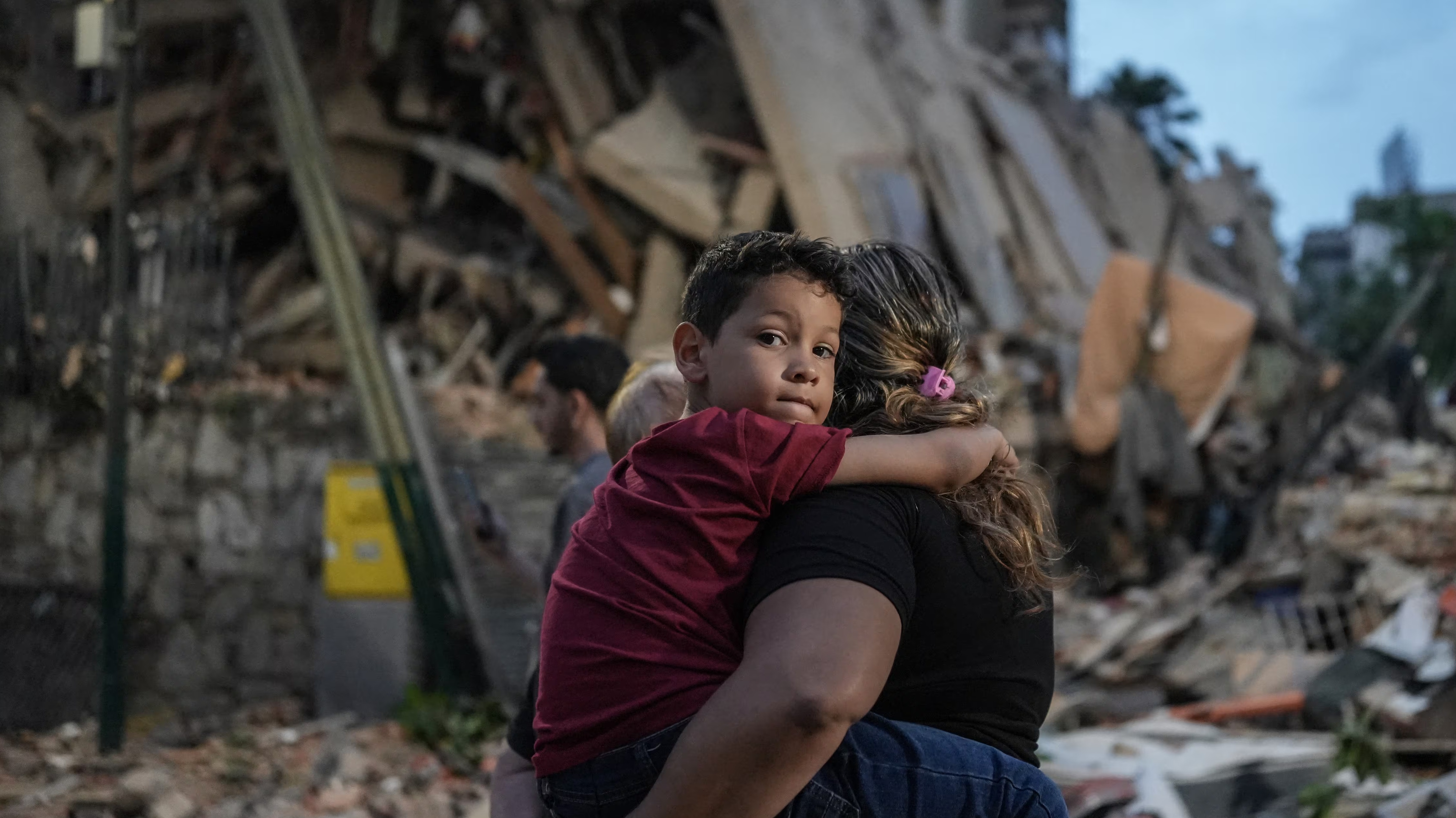 Sigue siendo crítica la situación post terremoto, y las lluvias complican las tareas