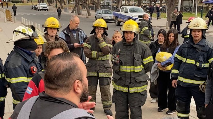 Bomberos voluntarios de Mendoza llevaron sus reclamos a Casa de Gobierno